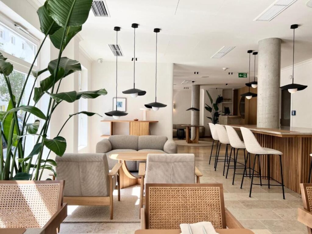 adelante berlin salon