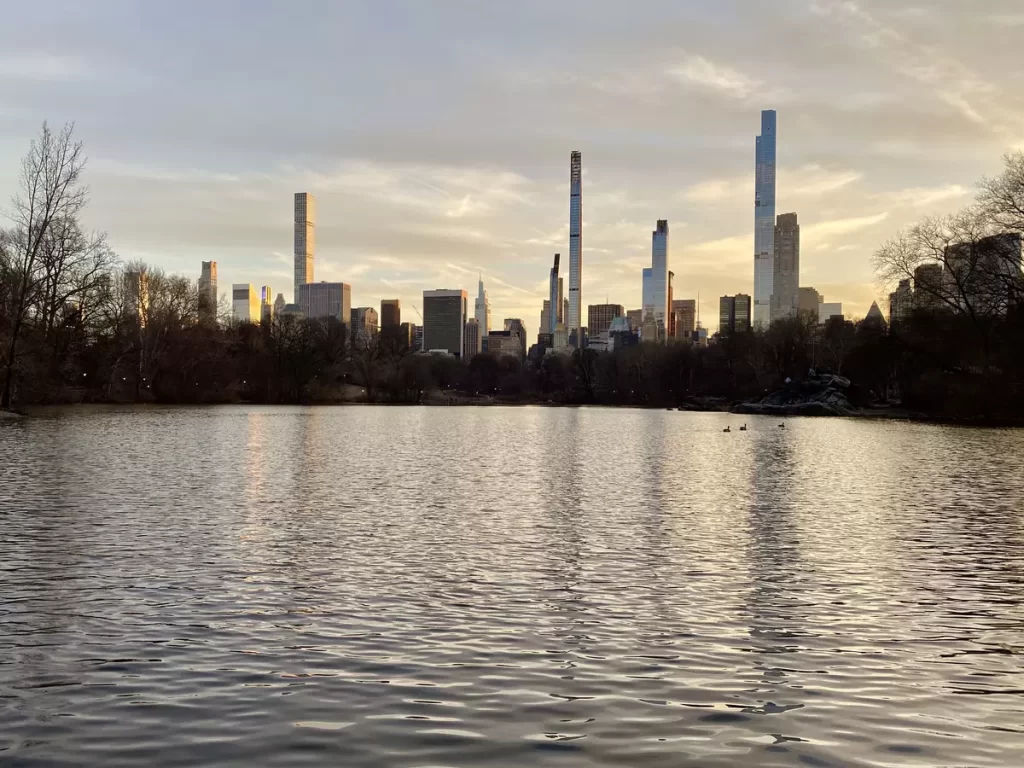 coucher de soleil sur central park à new york