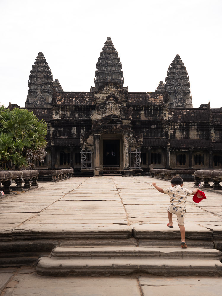 Angkor Wat petit garçon qui court