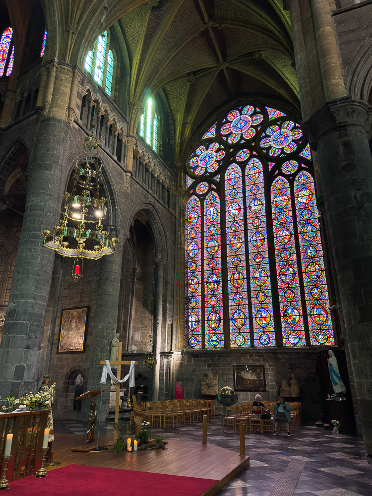Collégiale Dinant intérieur-1