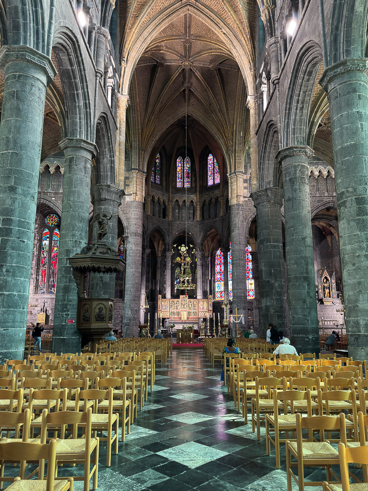 Collégiale Dinant intérieur-2