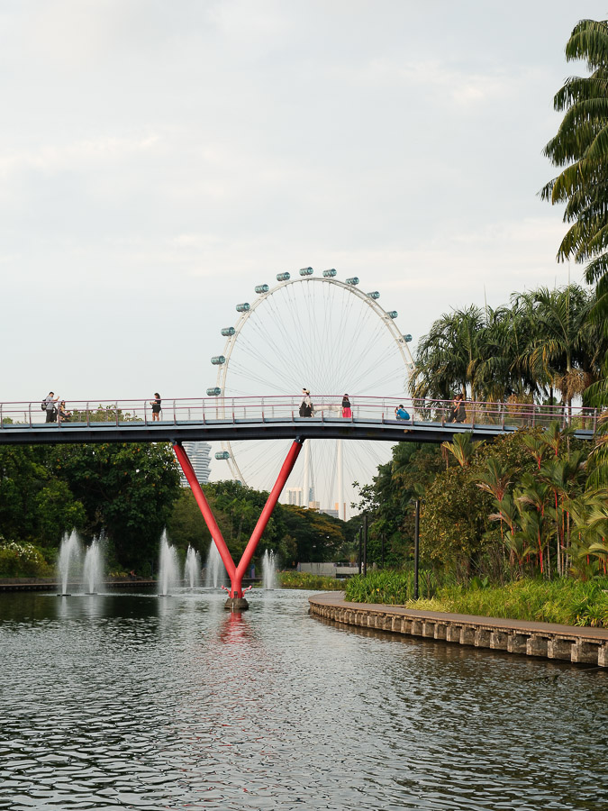 Personnes qui marchent dans Garden By the Bay
