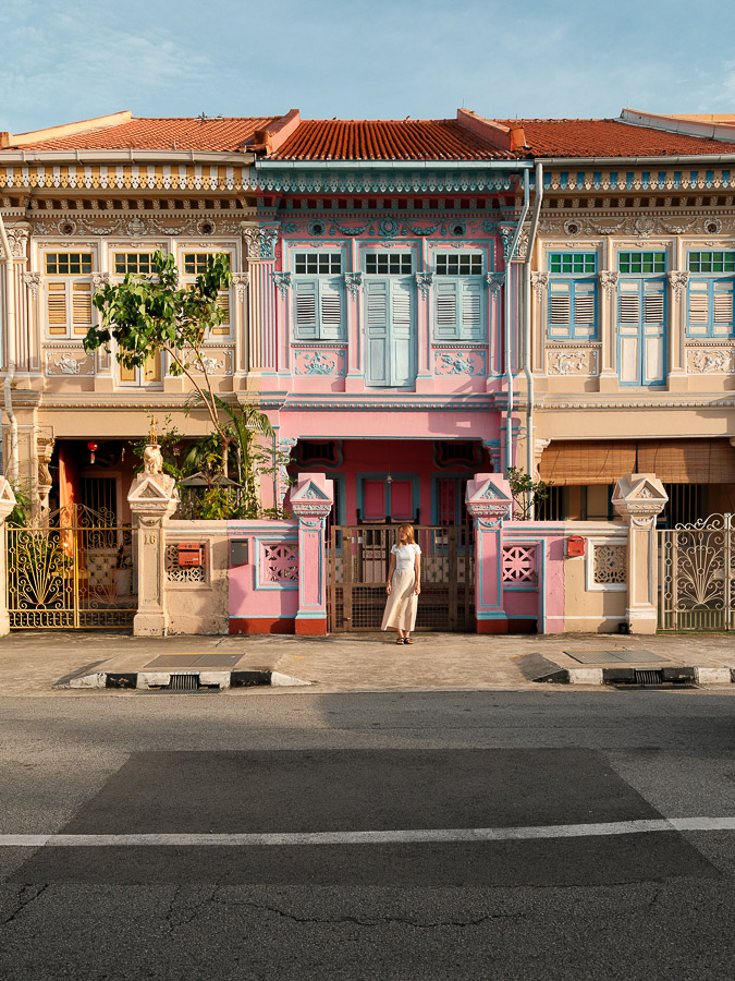 Julie devant les maisons de Katong Joochiat