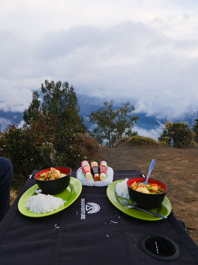 diner sur le bord du cratère du rinjani