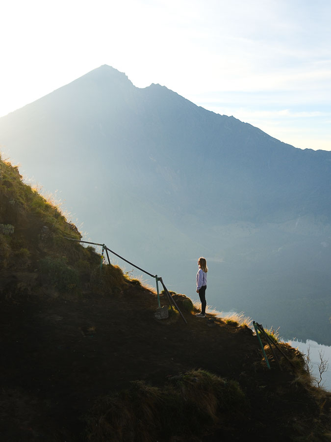 julie au bord du cratère du Rinjani lors du trek de 2 jours