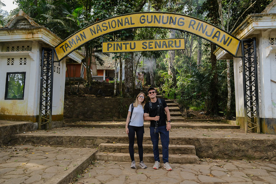 nous devant l'entrée du parc du mont rinjani