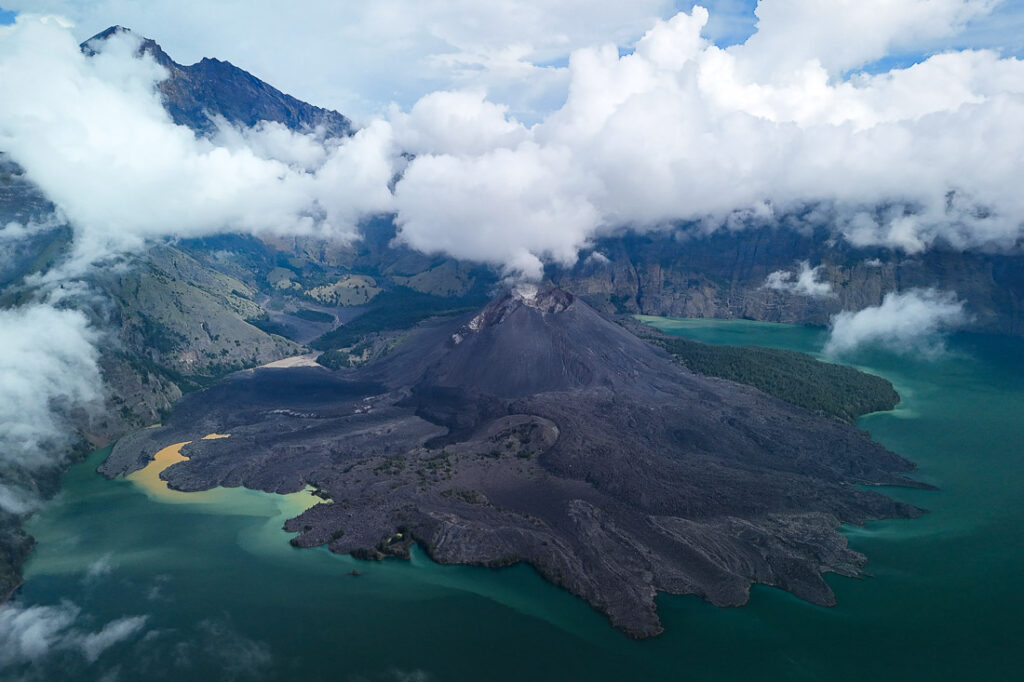 vue drone du baru jari dans le cratère du mont rinjani lors du trek