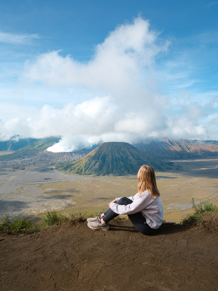 Julie devant le Mont Bromo