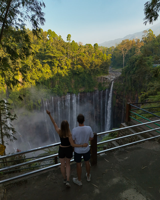 Julie & PL devant Tumpak Sewu