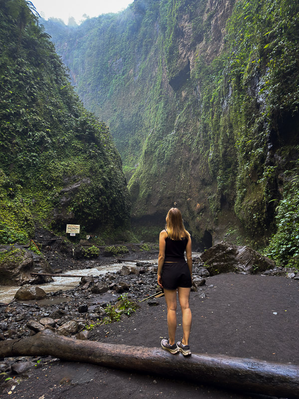 Julie dans le canyon de Tumpak Sewu