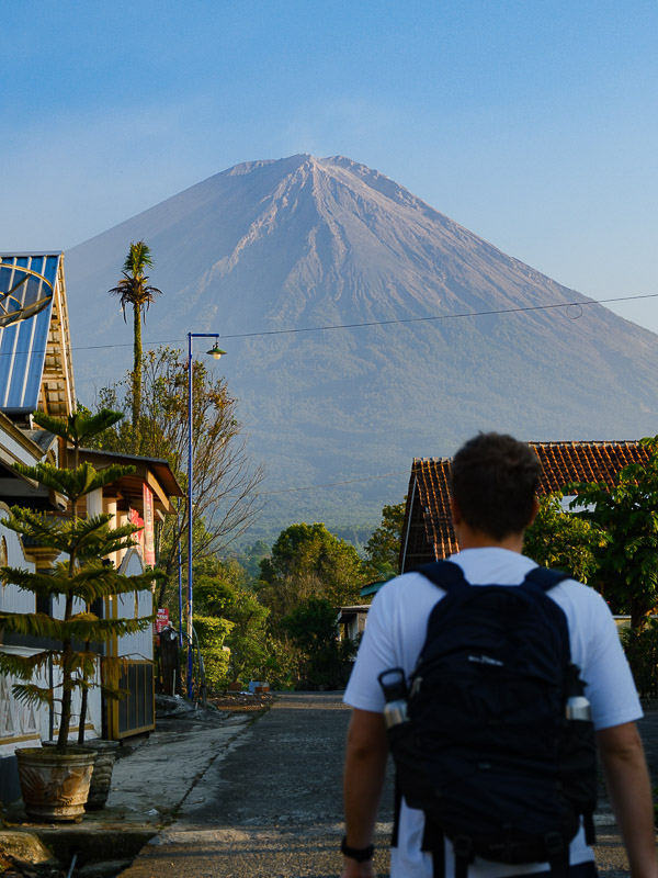 Paul-Louis marche devant le volcan Semeru