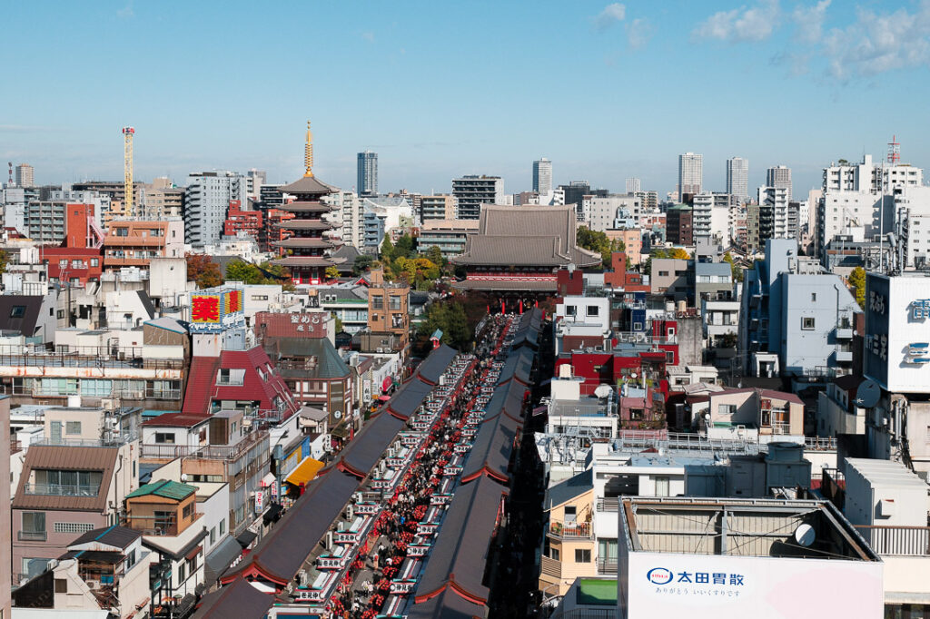 Senso-ji depuis le Asakusa Culture Tourist Information Center