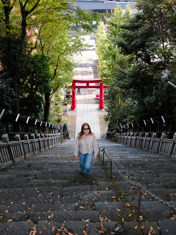 Julie montant les marches vers Atago-jinja
