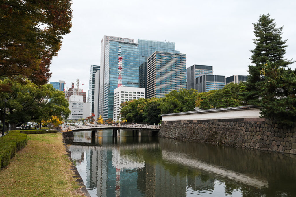 Pont menant aux jardins est du palais impérial de Tokyo