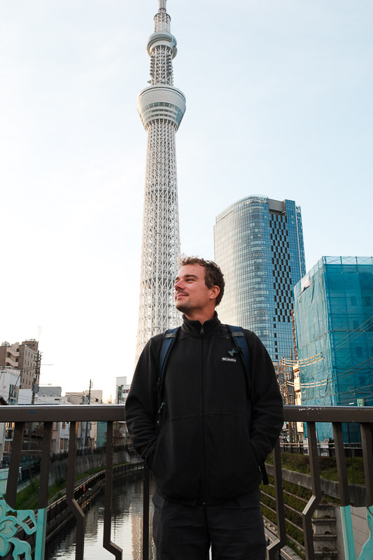 Paul-Louis devant la Tokyo Skytree