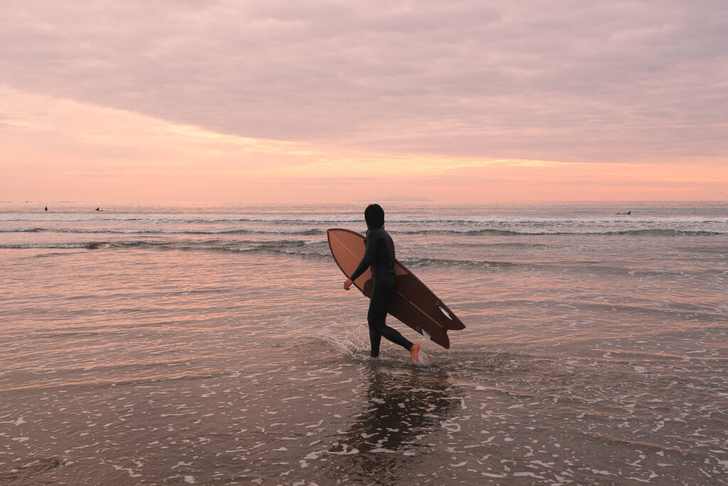 Surfeur sur la Plage de Kamakura Zaimokuza Beach