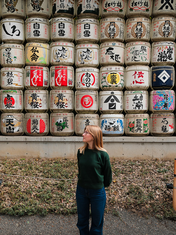 julie devant les barils de meiji-jingu