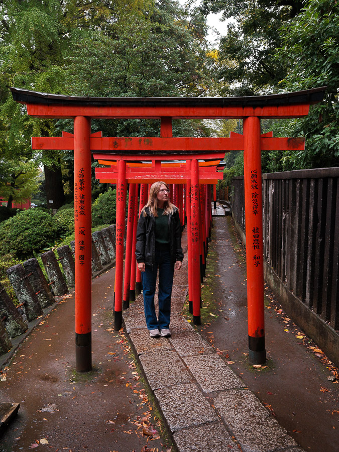 Julie dans les toriis de nezu jinja