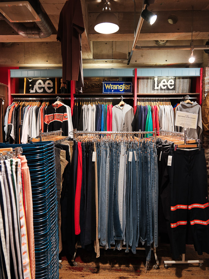 Vêtements dans une friperie de Shimokitazawa