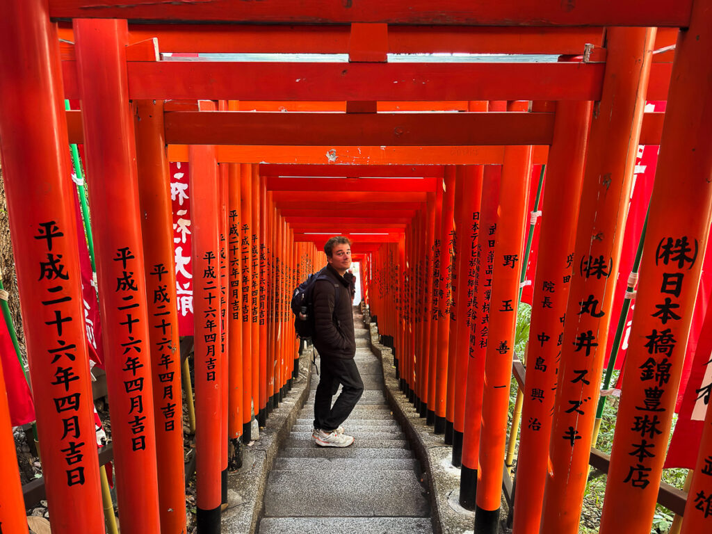 Paul-Louis dans le temple Hie-Jinja