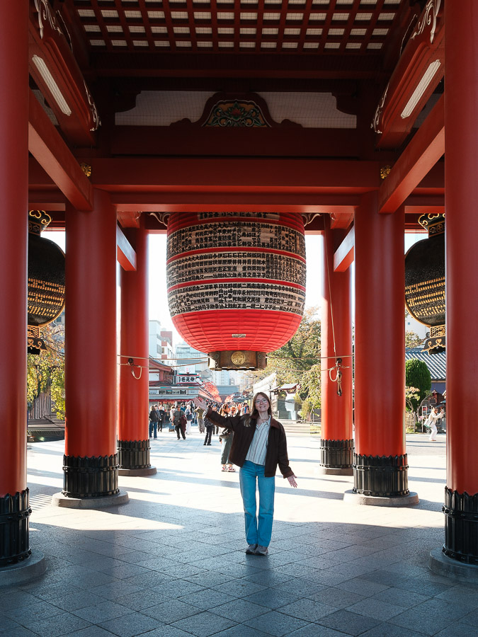 Julie devant le Senso-ji à Tokyo