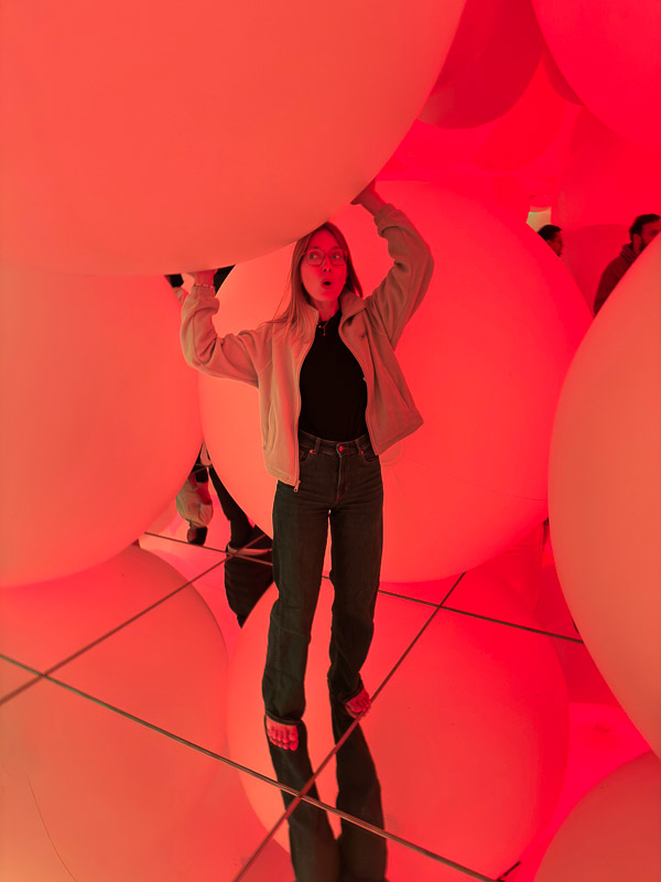Julie dans le TeamLab Planets