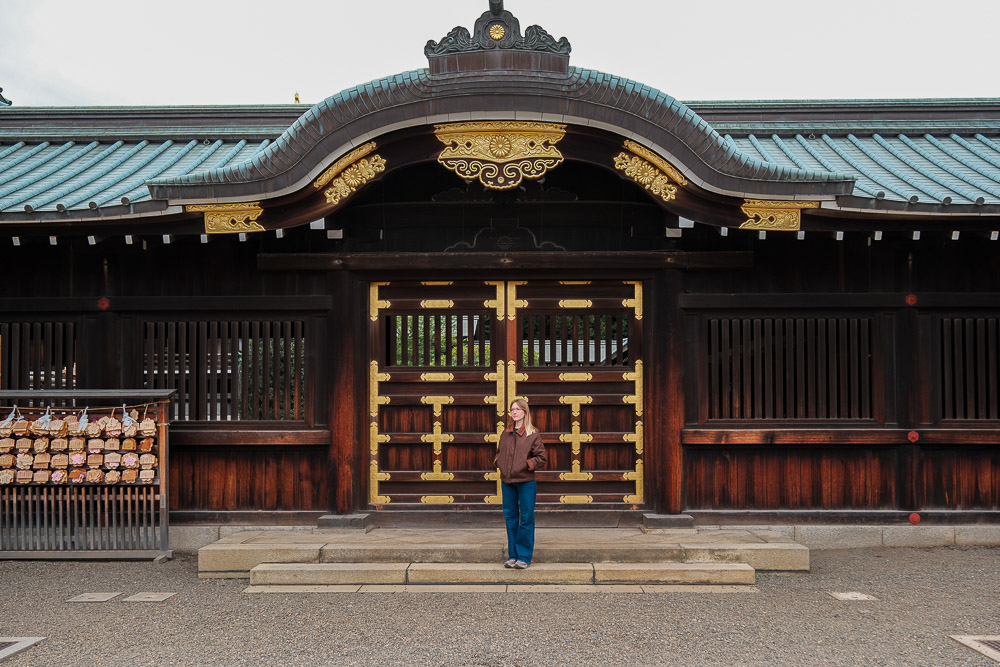Julie devant Yasukuni-jinja