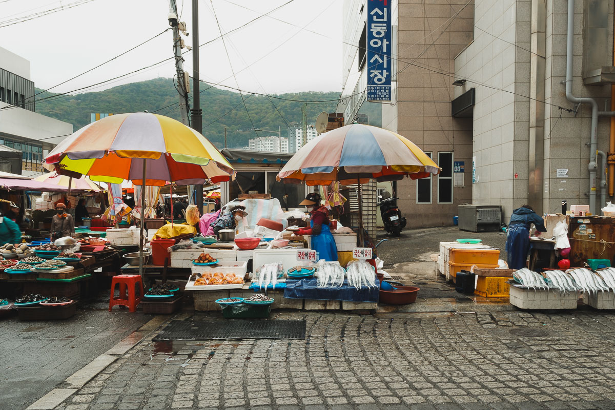 vendeuse devant le Jagalchi Market