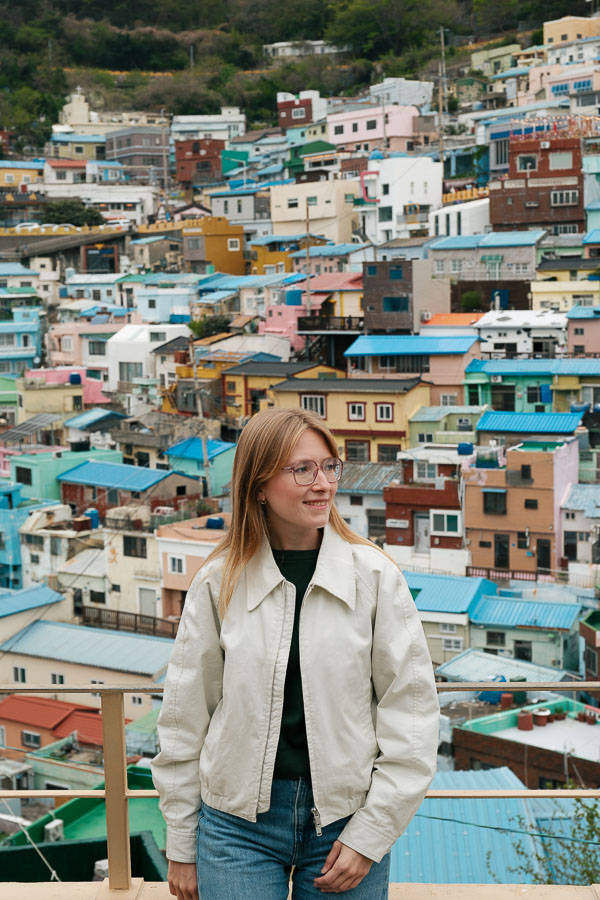 Julie devant le Gamcheon Culture Village