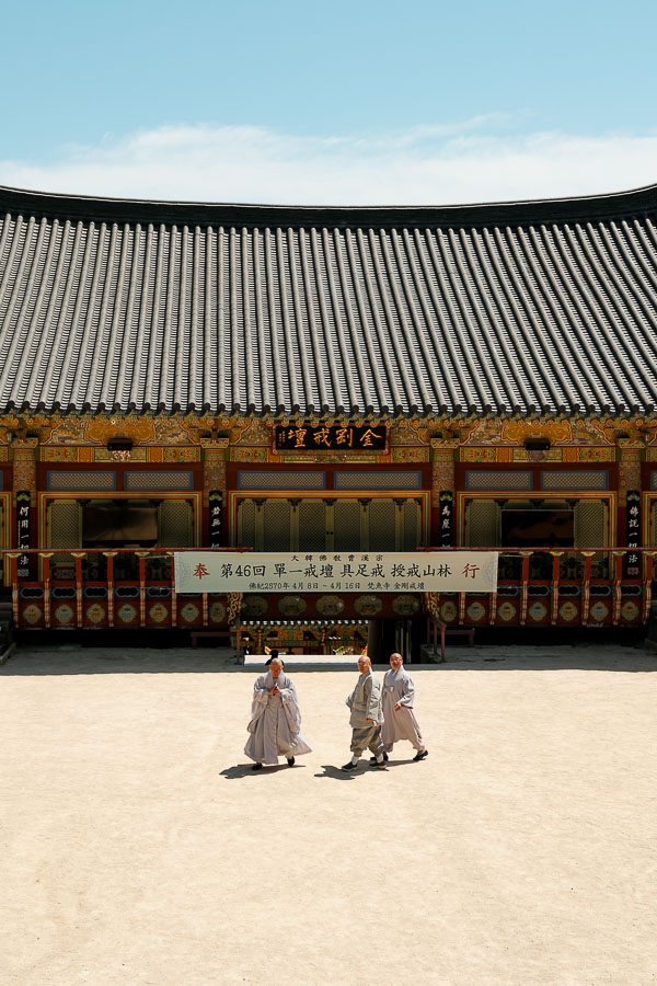 moine du Beomeosa temple