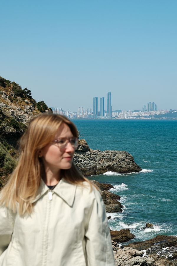 Julie devant la skyline de Busan