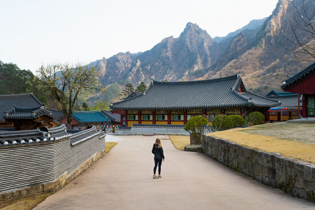 Julie devant le Sinheungsa Temple
