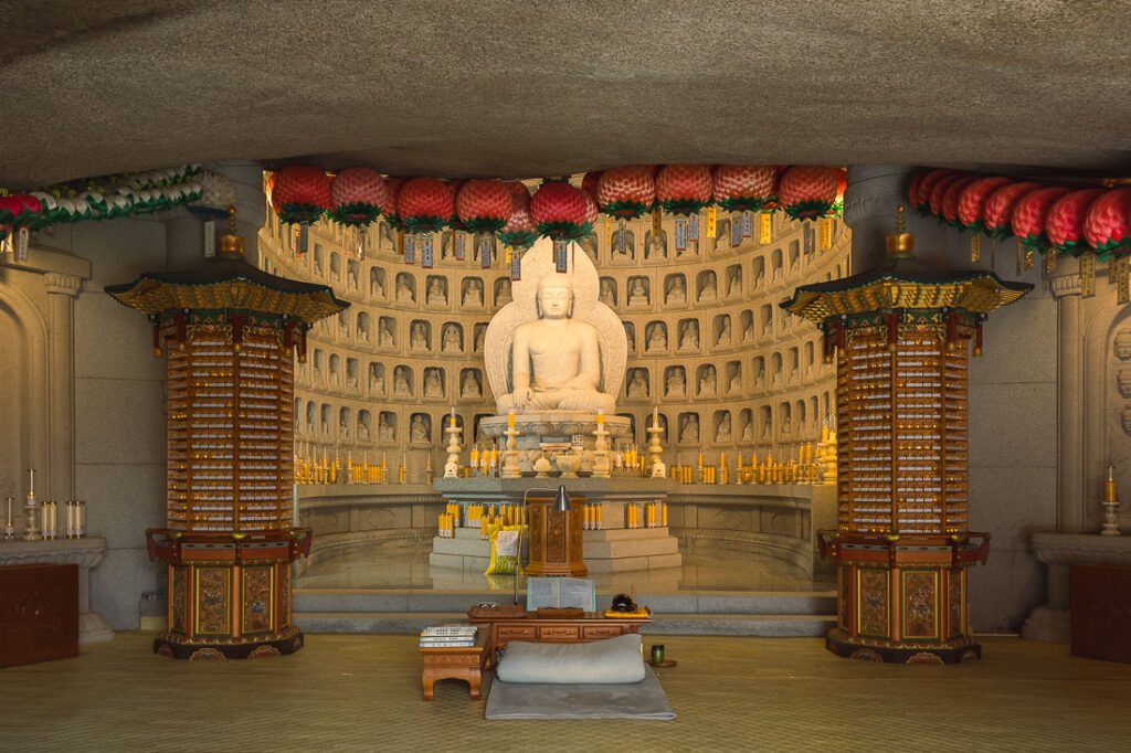Bouddha à l'intérieur du Heundeul Bawi Rock à Seoraksan