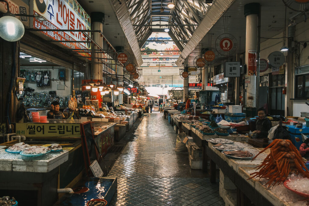 Intérieur du marché au poisson de Sokcho