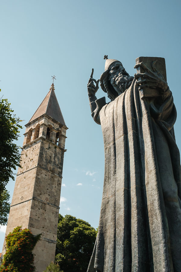 Statue de Grégoire de Nin