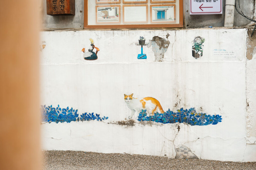 Chat du Haenggung-dong Mural Village