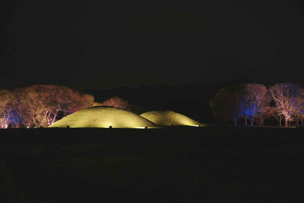 Les tombes de Gyeongju de nuit