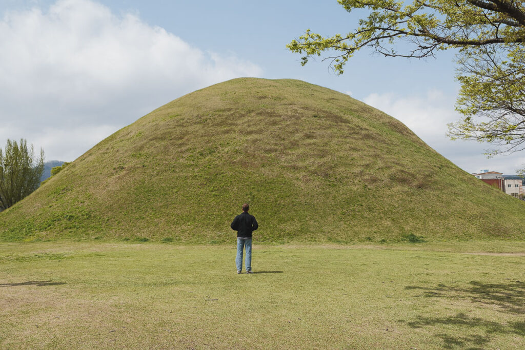 PL devant le tombeau de Gyeongju