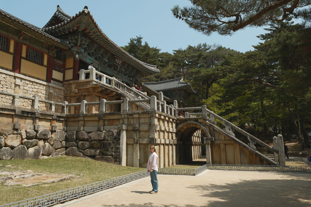 Julie devant le temple Bulguksa