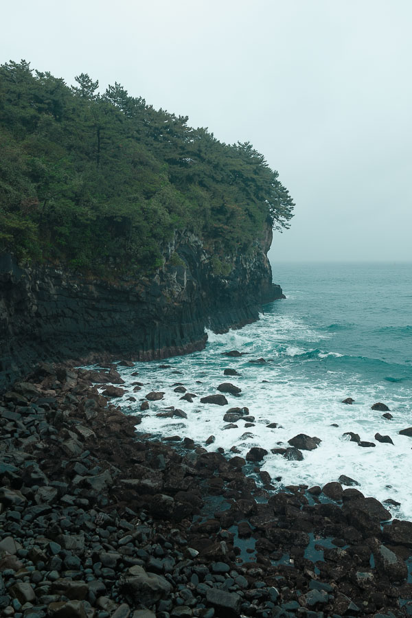 Falaise de Seogwipo Jeongbang Waterfall