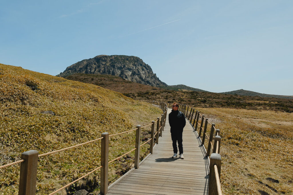 Paul-louis devant le Mont Hallasan Jeju