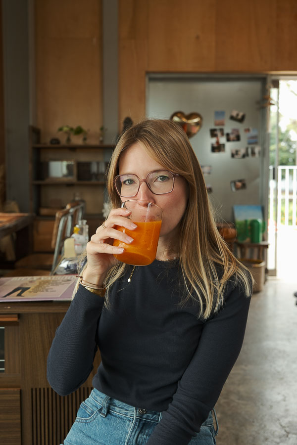 Julie qui boit jus de mandarine de Jeju