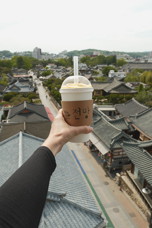 Vue et boisson à Jeonmang | Cafe & Guesthouse