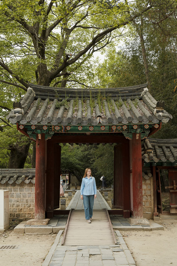 Julie devant une porte à Gyeonggijeon Shrine
