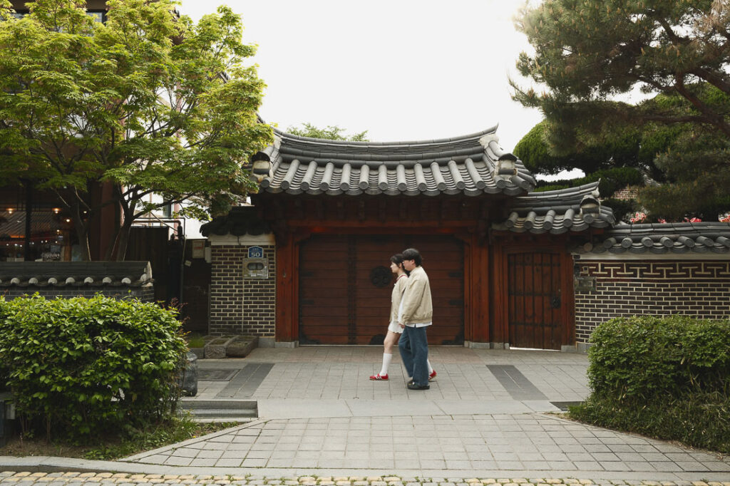 Deux personnes qui marchent dans le Hanok village Jeonju