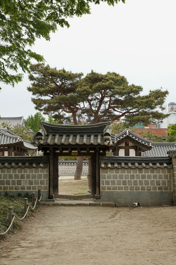 Une porte à Gyeonggijeon Shrine