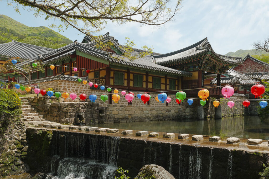 Passerelle sur l'eau au temple Songgwangsa à Suncheon