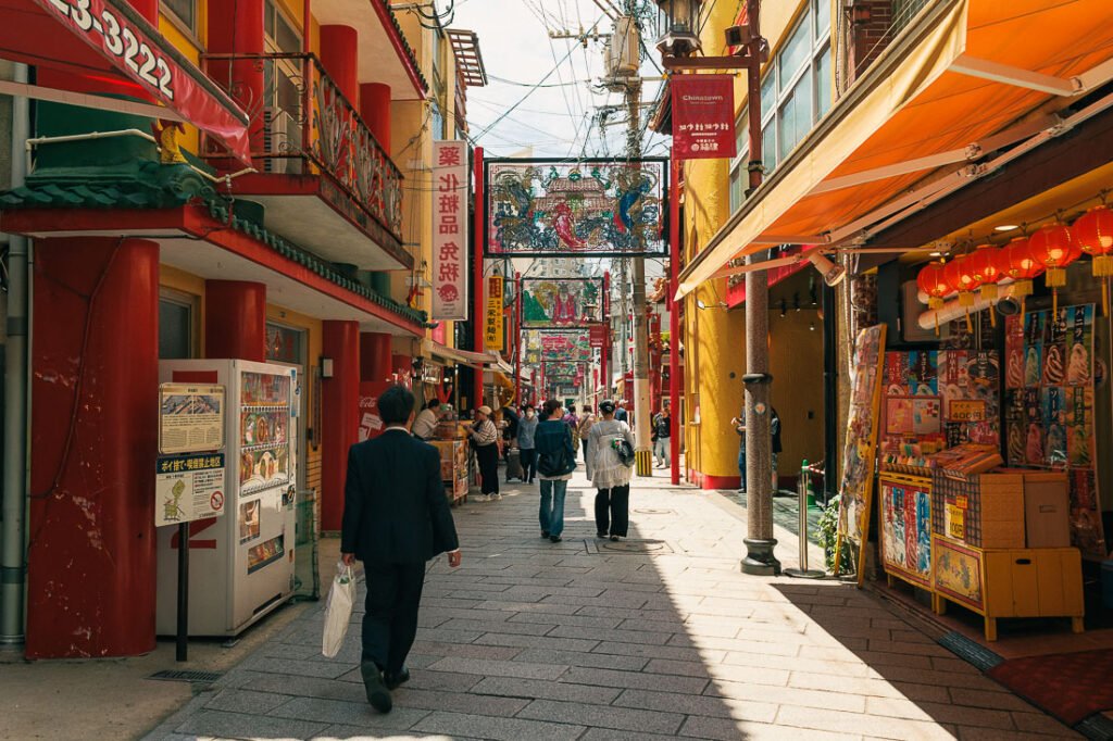 Un homme marche dans Chinatown à Nagasaki
