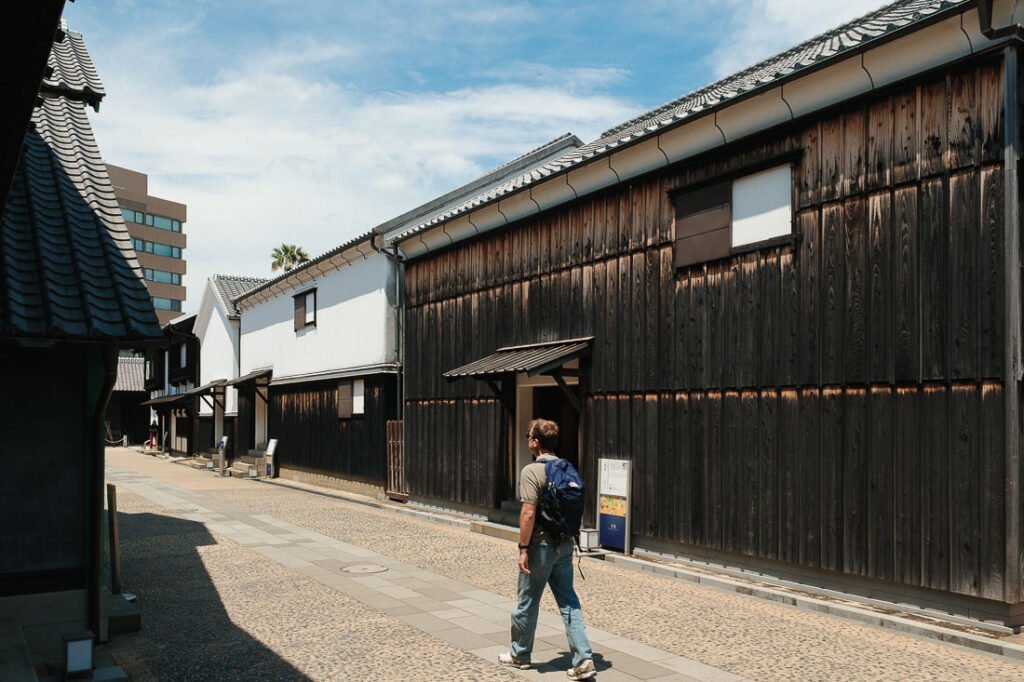 Un homme qui marche dans le quartier historique de Dejima