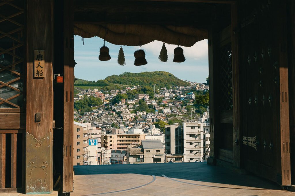 porte d'un temple avec vue sur la ville de nagasaki